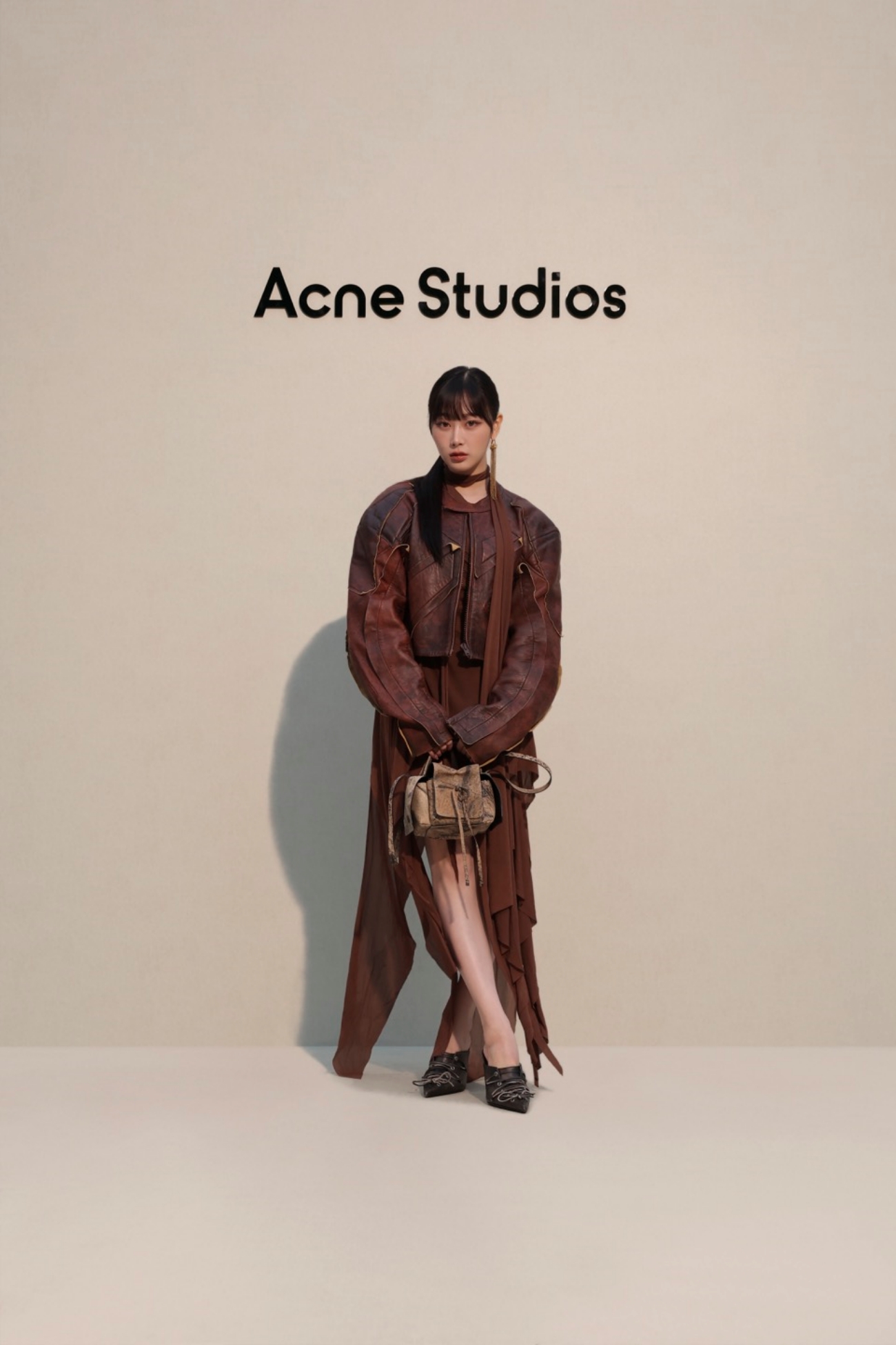 GISELLE出席巴黎时装周，以时尚的外貌和火热的魅力吸引视线