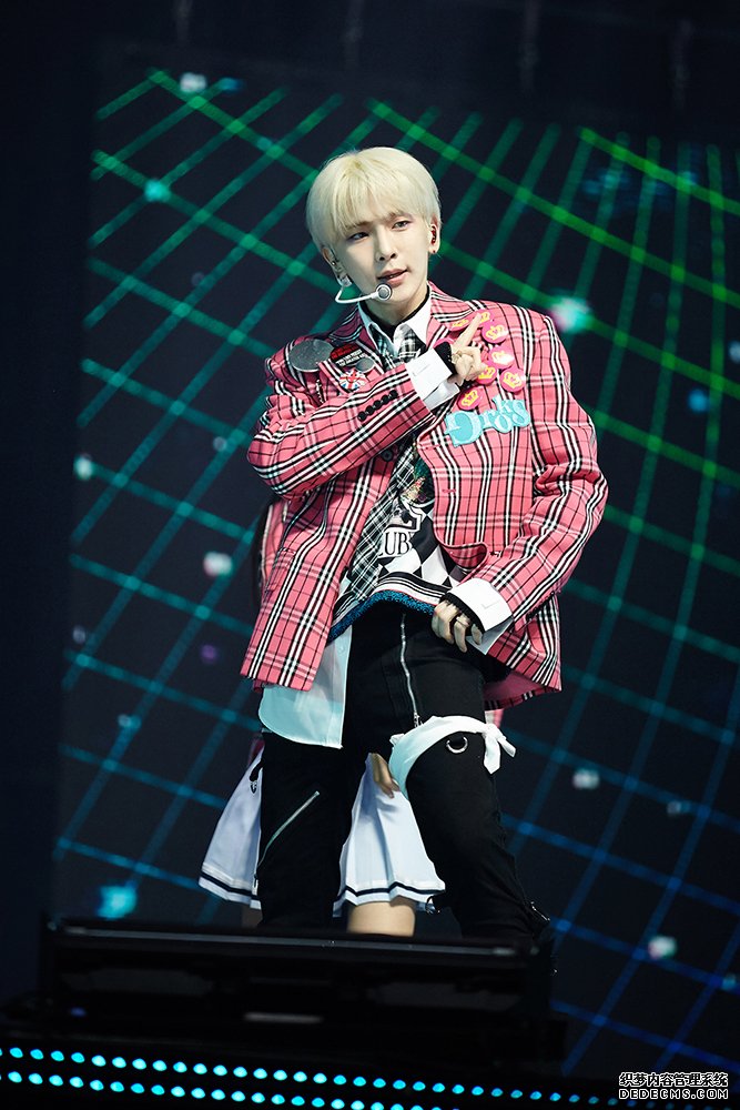 SHINee成员KEY首张迷你专辑《BAD LOVE》今天发行！